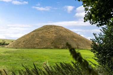 Silbury Hill, Avebury yakınlarında, Wiltshire, İngiltere. Avrupa 'nın en büyük yapay neolitik höyüğü olup, yeni bir Beaker People dalgası tarafından M.Ö. 2400 civarında yapılmıştır. 5 dönüm ve 40 metre yüksekliğinde..
