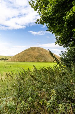 Silbury Hill, Avebury yakınlarında, Wiltshire, İngiltere. Avrupa 'nın en büyük yapay neolitik höyüğü olup, yeni bir Beaker People dalgası tarafından M.Ö. 2400 civarında yapılmıştır. 5 dönüm ve 40 metre yüksekliğinde..