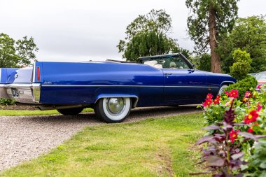 Bristol, UK- 11 Ağustos 2024: Blue Cadillac DeVille Üstü açılabilir En lüks ve simgesel model 1970 'lerde Cadillac tarafından üretildi