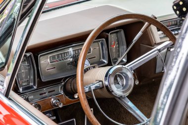 Bristol, UK- 11 Ağustos 2024: Red Classic Lincoln Continental, ABD, 1960 'lardaki Retro araba sergisinin iç gösterge paneli.