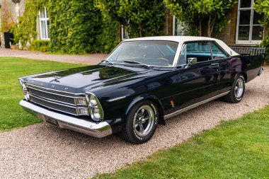 Bristol, UK- 11 Ağustos 2024: Klasik bir Siyah 1965 Ford Galaxie 500 LTD.