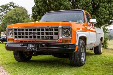 Bristol, UK- 11 Ağustos 2024: 1970 'lerin klasik Chevrolet Cheyenne 10 kamyoneti turuncu ve beyaz kaplamalı. Ağda ve cilalama. Güzelce restore edilmiş. Koleksiyon klasiği.