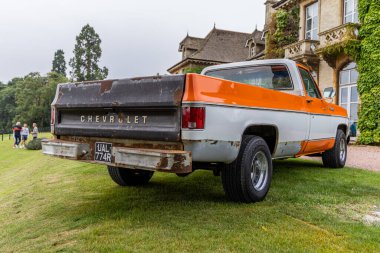 Bristol, UK- 11 Ağustos 2024: Turuncu ve beyaz gövdeli 1970 model Chevrolet Cheyenne 10 pikap kamyonu. Ağda ve cilalama. Güzelce restore edilmiş. Koleksiyon klasiği.