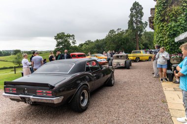 Bristol, UK- 11 Ağustos 2024: American Truck and Muscle car V8 Engine Nostalgia Retro Vintage Car Meet Show.