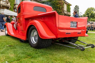 Bristol, UK- 11 Ağustos 2024: Eski Amerikan arabası 1930 'ların Ford Modeli B 3 Kamyon kalkış yarışı arabası.