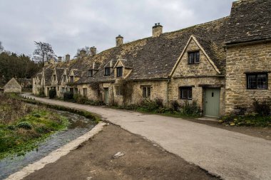 Bibury, İngiltere - 3 Nisan 2023: Tarihi köydeki eski evler.