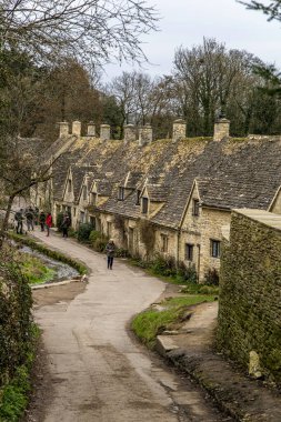 Bibury, İngiltere - 3 Nisan 2023: Tarihi köydeki eski evler.