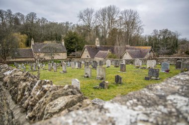 Bibury, İngiltere - 3 Nisan 2023: Tarihi köydeki eski mezarlık.