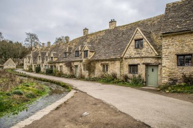 Bibury, İngiltere - 3 Nisan 2023: Tarihi köydeki eski evler.