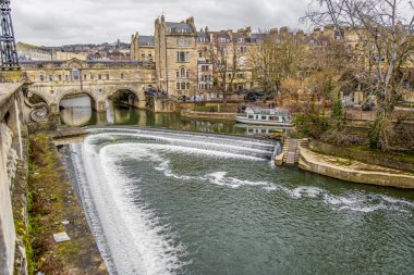 Bath, İngiltere - 19 Haziran 2023: Bath şehir merkezindeki tarihi Pulteney köprüsü.