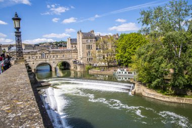 Bath, İngiltere - 19 Haziran 2023: Bath şehir merkezindeki tarihi Pulteney köprüsü.