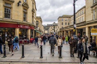 Bath, İngiltere - 8 Ocak 2023: Westgate Caddesi Merkez Hamamı turist ve yerel müşterilerle dolu.
