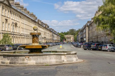 Bath, İngiltere - 5 Haziran 2023: Merkez Bath 'daki Great Pulteney Caddesi.