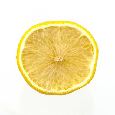 Lemon izole. Beyaz arka planda olgun bir limonun yarısı.