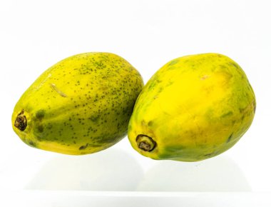 Taze ve sağlıklı papaya meyvesi. Beyaz arka planda yarım olgun papaya izole.