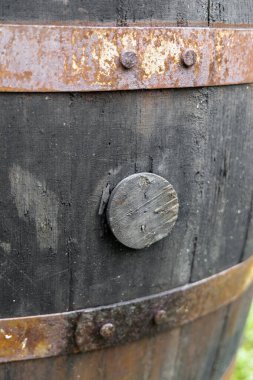 Paslı metal bantlı eski püskü ahşap fıçı. Buz banyosu fıçısı. Viski fıçısı..