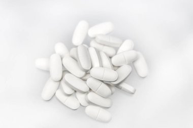 Bir dizi beyaz tablet. Beyaz bir arkaplanda izole edilmiş.