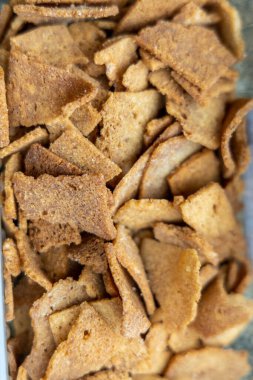 Çavdar ekmeği cipslerinin üst görüntüsü.