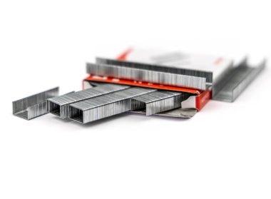 Zımba zımbası için yeni zımbalar beyaz arka planda ambalajdan düştü.