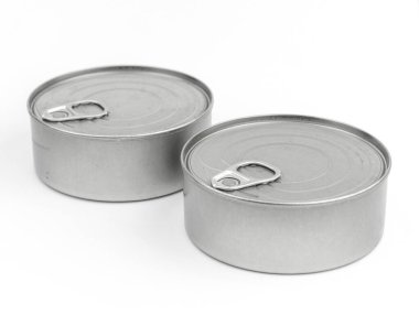 Gümüş teneke kutu beyaz arkaplanda izole bir şekilde kapatıldı.