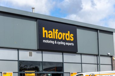 Bristol, İngiltere - 12 Eylül 2024: Bir Halfords mağaza vitrininde çeşitli otomotiv ve bisiklet ürünleri sergilenmektedir.