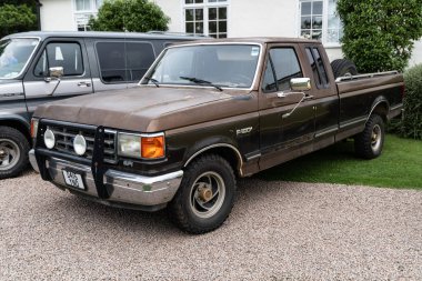 Bristol, UK- 11 Ağustos 2024: Eski kahverengi 8. Nesil 1980 'lerin Özel Ford F 150 kamyonet ön tarafı.