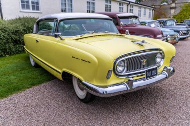 Bristol, UK- 11 Ağustos 2024: Sarı 1955 Nash Statesman klasik bir Amerikan sedanıdır. Nash 'in o döneme ait eşsiz otomobilleri. İki renkli boya, krom aksanlı ve kendine özgü ızgaralı bir araç..