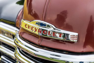 Bristol, UK- 11 Ağustos 2024: Kırmızı Burgundy 1954 Chevrolet 3100 Panel Truck klasik bir Amerikan ticari aracı..
