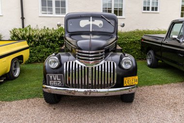 Bristol, UK- 11 Ağustos 2024: 1946 Chevrolet 12 Ton kamyonet önü. Klasik bir Amerikan pikap kamyonu. Düz yataklı tek bir taksi var..