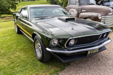 Bristol, UK- 11 Ağustos 2024: Koyu Yeşil Ford Mustang 1969 Mach 1.