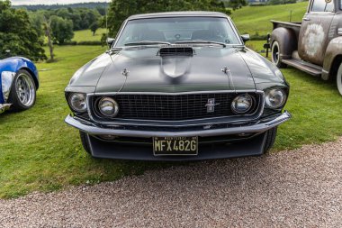 Bristol, UK- 11 Ağustos 2024: Koyu Yeşil Ford Mustang 1969 Mach 1.