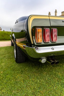 Bristol, UK- 11 Ağustos 2024: Koyu Yeşil Ford Mustang 1969 Mach 1 'in arka ışıkları.