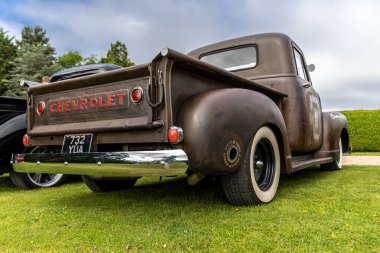 Bristol, UK- 11 Ağustos 2024: Kahverengi 1950 Chevrolet 3100. Amerikan Kas Arabası Kamyoneti.