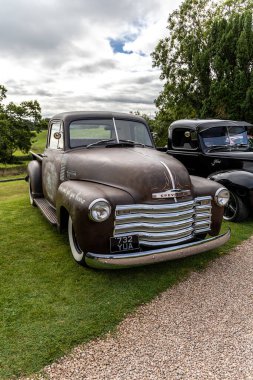 Bristol, UK- 11 Ağustos 2024: Kahverengi 1950 Chevrolet 3100. Amerikan Kas Arabası Kamyoneti.