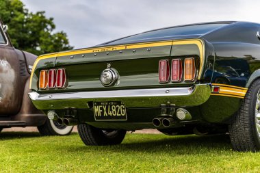 Bristol, UK- 11 Ağustos 2024: Koyu Yeşil Ford Mustang 1969 Mach 1.