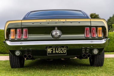 Bristol, UK- 11 Ağustos 2024: Koyu Yeşil Ford Mustang 1969 Mach 1.