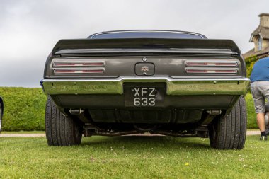 Bristol, UK- 11 Ağustos 2024: Siyah 1967 Pontiac Firebird 'ün arkası. Amerikan V8 kaslı arabası.