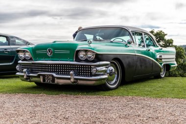 Bristol, UK- 11 Ağustos 2024: 1958 Buick Özel Zümrüt yeşili.