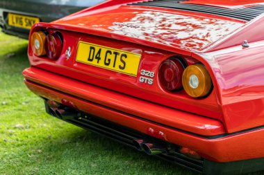 Bristol, UK- 11 Ağustos 2024: Red FERRARI 328 GTS 1989 coupe, eski zaman toplantısı.