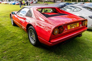 Bristol, UK- 11 Ağustos 2024: Red FERRARI 328 GTS 1989 coupe, eski zaman toplantısı.