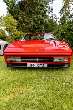 Bristol, UK- 11 Ağustos 2024: Red FERRARI 328 GTS 1989 coupe, eski zaman toplantısı.