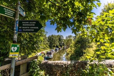 Bath, İngiltere - 30 Haziran 2024: Bath Bristol Warleigh Weir yakınlarındaki nehir avonuna demirlemiş tekneler.