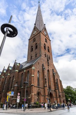 Hamburg, Almanya - 17 Haziran 2024: St. Peter kilisesi olan eski kasaba.