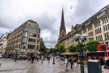 Hamburg, Almanya - 17 Haziran 2024: Popüler Monckebergstrabe caddesi turistlerle dolu.