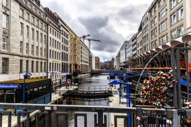 Hamburg, Almanya - 17 Haziran 2024: Hamburg eski şehir manzaralı Bleichenfleet su kanalı ve şehir merkezindeki evlerin cepheleri.