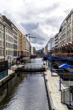 Hamburg, Almanya - 17 Haziran 2024: Hamburg eski şehir manzaralı Bleichenfleet su kanalı ve şehir merkezindeki evlerin cepheleri.