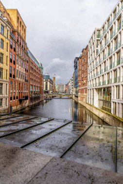 Hamburg, Almanya - 17 Haziran 2024: Hamburg eski şehir manzarası Bleichenfleet su kanalı Köprüler ve şehir merkezindeki evler.