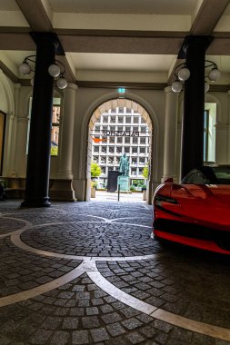 Hamburg, Almanya - 17 Haziran 2024: Hamburg 'da Carl Friedrich Petersen heykeli. Başkan Petersen 'in bronz heykeli bir sandalyenin yanında duruyor..