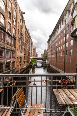 Hamburg, Almanya - 17 Haziran 2024: Herrengraben filosu kırmızı tuğlalı evleri olan Hamburg su kanalı.