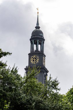 St. Michael Kilisesi 'nin çan kulesi, St Michaelis veya Michel, Almanya' nın Hamburg şehir merkezinde yer alan Lüteryen kilisesi..